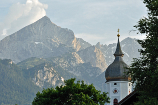 Bild der Pfarrkirche St. Martin Garmisch mit Alpspitze